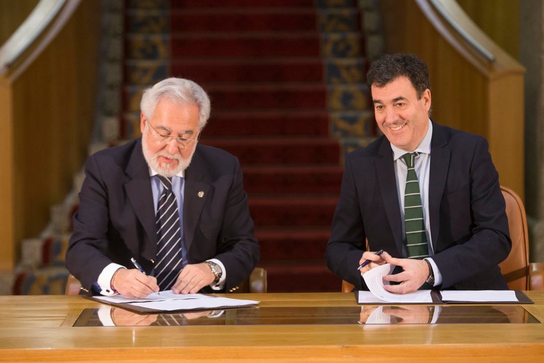 Miguel Santalices e Román Rodríguez, firmando o convenio de colaboración para visitas escolares.