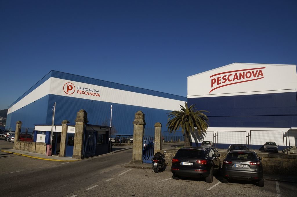 Las instalaciones de Nueva Pescanova en Chapela ya lucen los nuevos logos de la compañía.