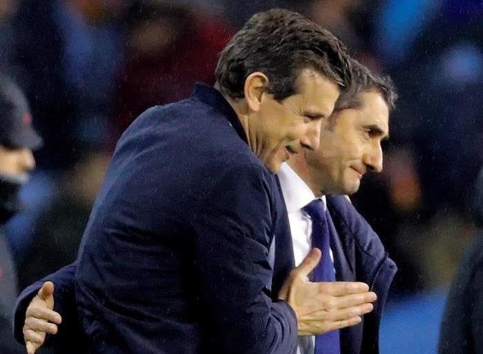 Ernesto Valverde (d), entrenador del FC Barcelona, felicitaal al entrenador del Celta, Juan Carlos Unzué, tras el partido de ida de los octavos de la Copa del Rey