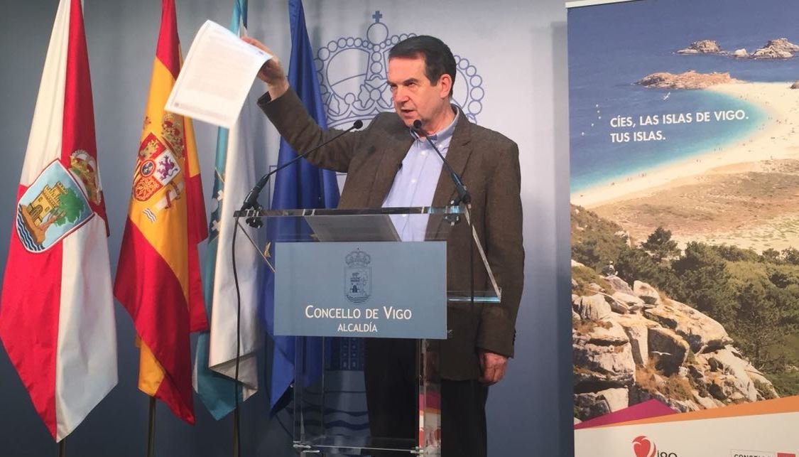 Caballero mostró el informe municipal de diciembre sobre las tuberías del Ría de Vigo.