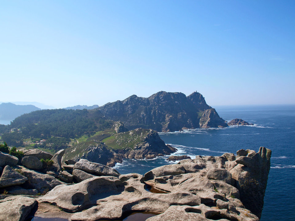 Vista de las Islas Cíes, en la entrada de la Ría de Vigo, desde el Alto do Príncipe, donde se puede ver su cara más abrupta y salvaje.