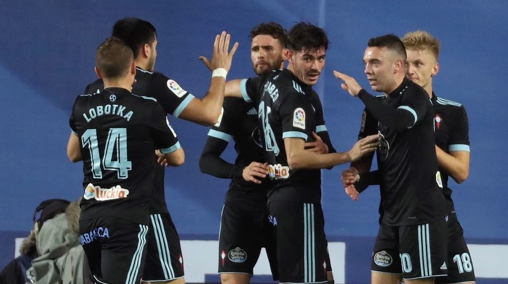 Iago Aspas celebra junto a sus compañeros el gol que marcó ayer contra la Real Sociedad.