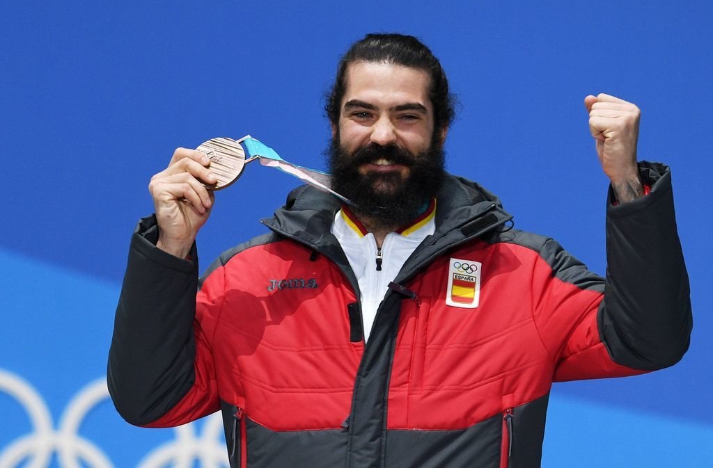 Regino Hernández muestra la medalla de bronce que conquistó ayer en los Juegos de Pyeongchang.