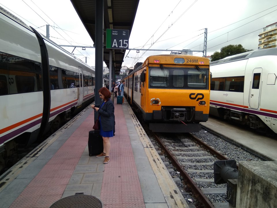 Una viajera en la estación de Vigo-Guixar, de donde salen los trenes Celta hacia Oporto.