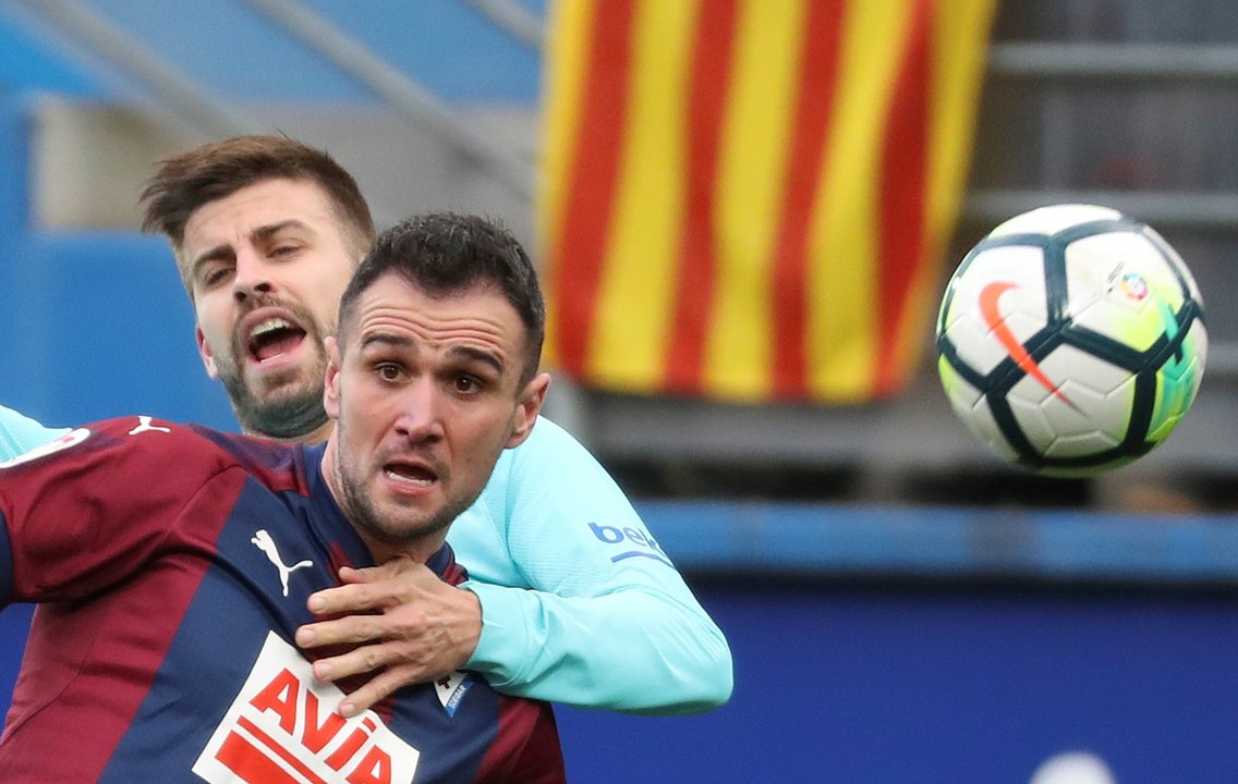 Kike García disputa un balón con Piqué en el choque de la jornada anterior entre Eibar y Barcelona.