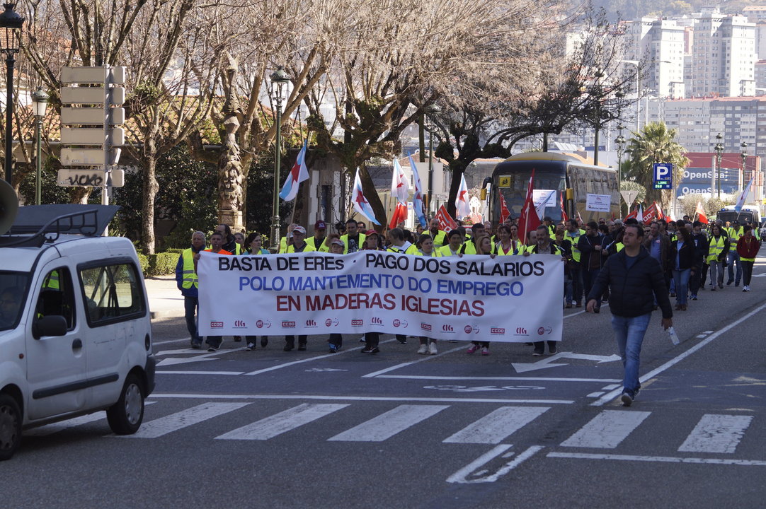 Los trabajadores de Maderas Iglesias llegaron al mediodía a Vigo tras caminar toda la mañana desde O Porriño.