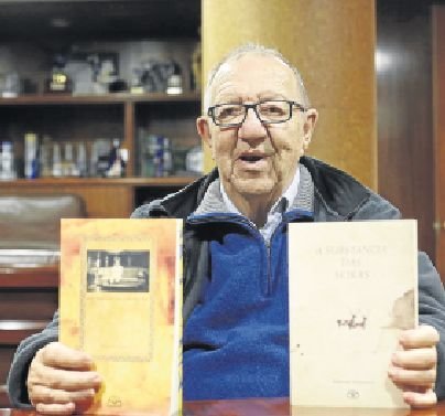 Manuel Vilanova con sus dos últimos libros