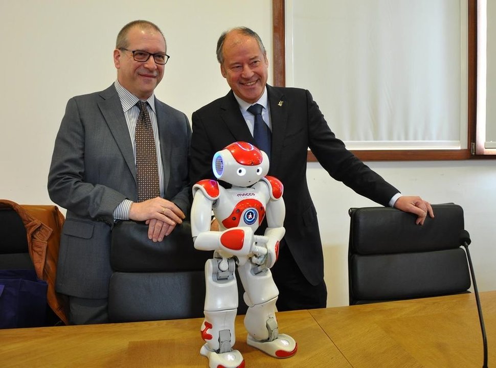El profesor Ignacio Armesto y el rector vigués, Salustiano Mato, con el robot Nao.