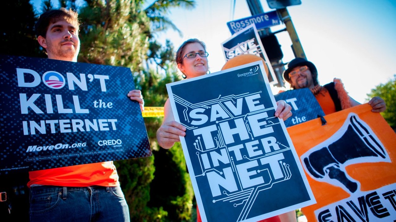 Manifestación a favor de la neutralidad de Internet tras su supresión en diciembre en EEUU.