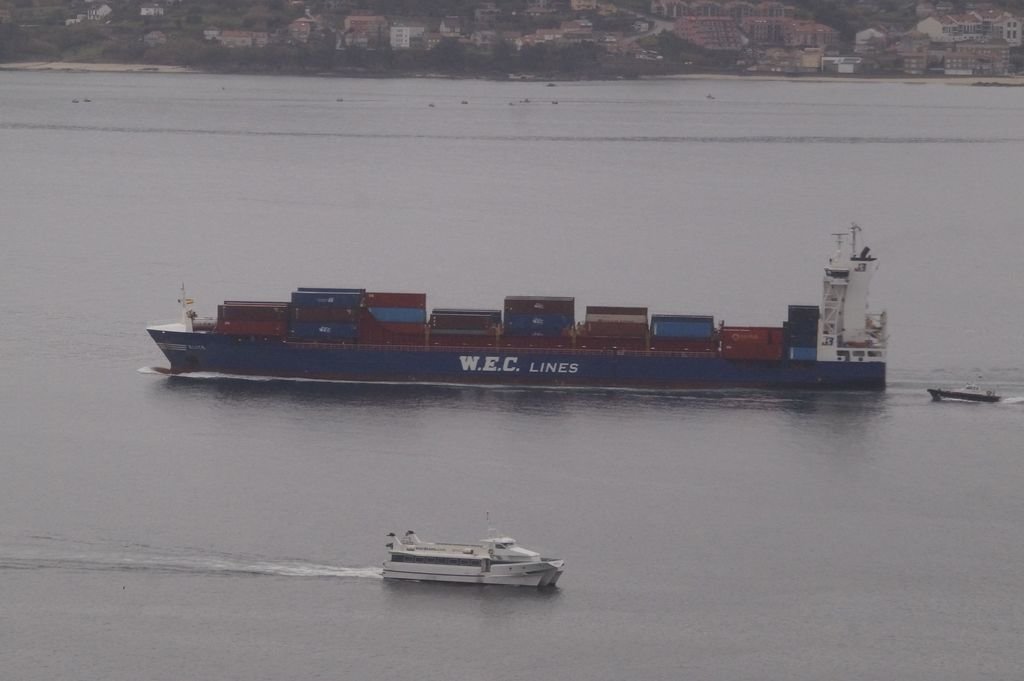 Un portacontenedores de WEC saliendo de la terminal marítima de Guixar esta semana.