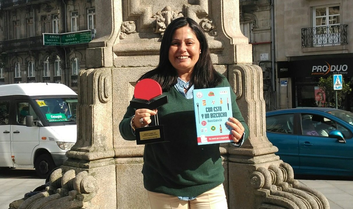 Amara Castro, en Vigo, con el libro y su premio.