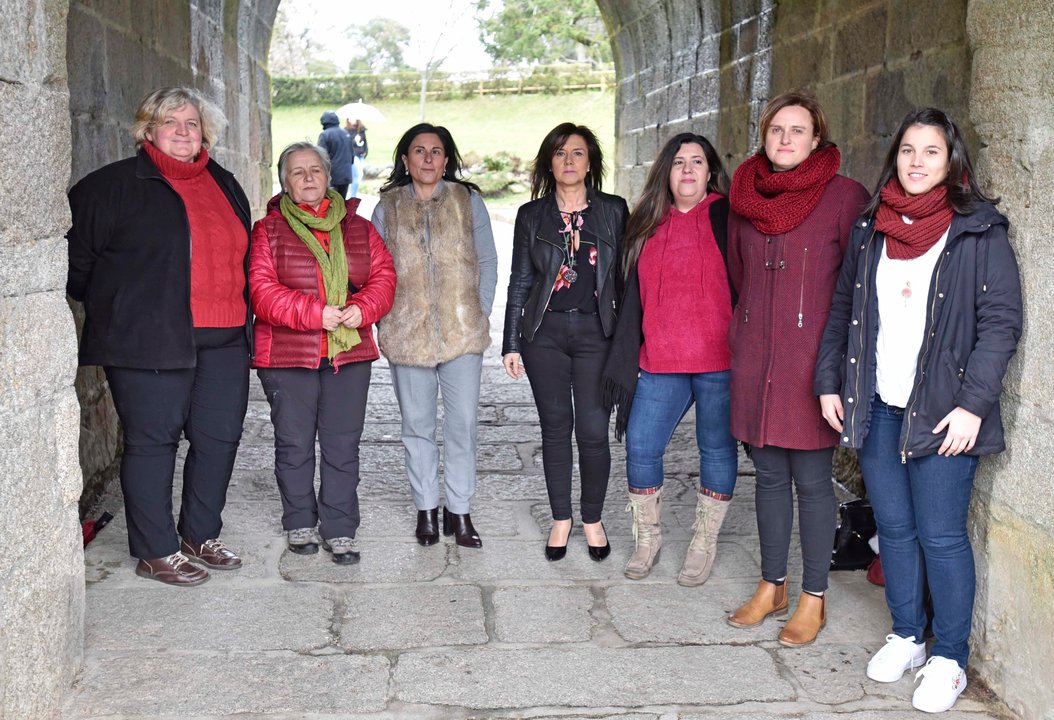 María Prelchi, Lourdes Castiñeira, Begoña Aldao, Vicky Villanueva, Conchi Martins, Ruth Calvo y Raquel Cameselle,                                       bajo un arco de la muralla de O Castro.
