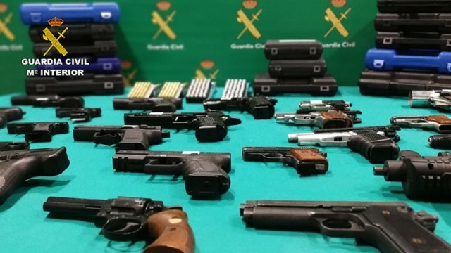La Guardia Civil desarticula una trama que compraba a través de internet armas detonadoras que habían sido transformadas para  hacer fuego real