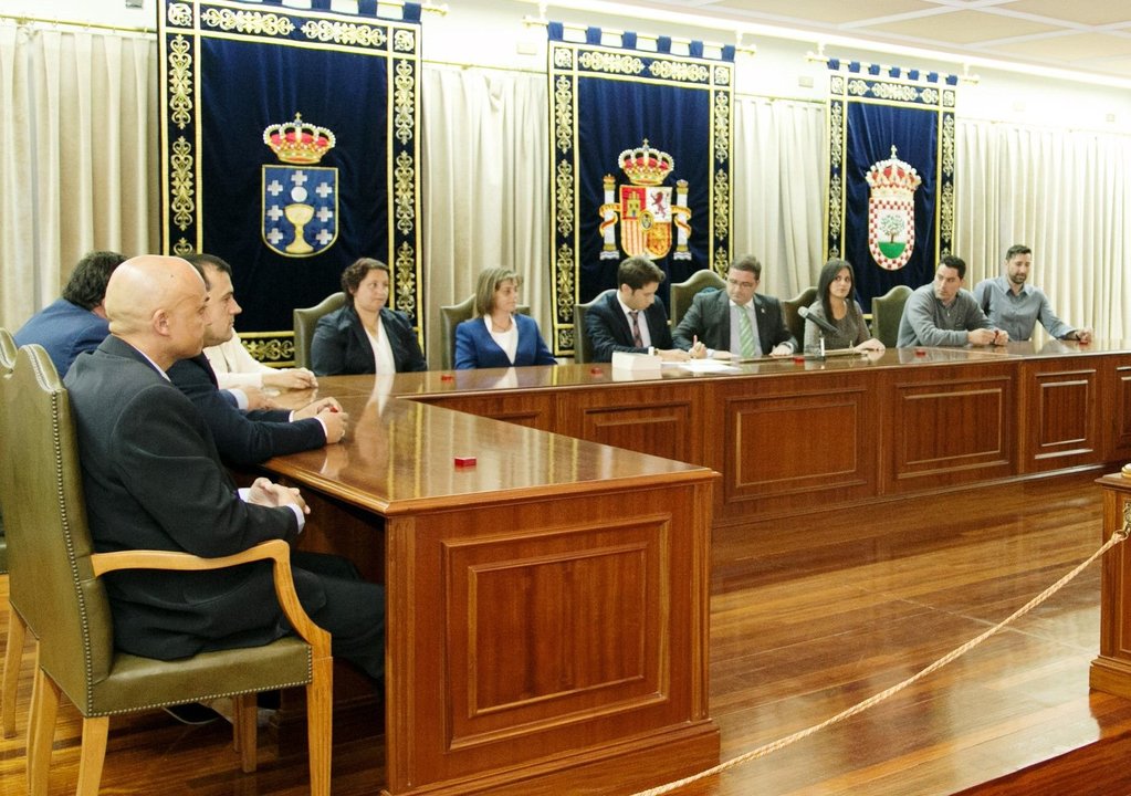Sesión plenaria en el Salón Noble del Concello de A Cañiza.