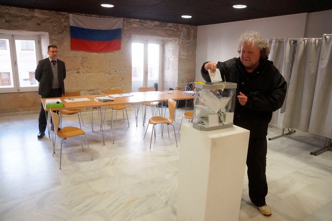 La urna estuvo colocada todo el día en la oficina municipal de distrito del Casco Vello.
