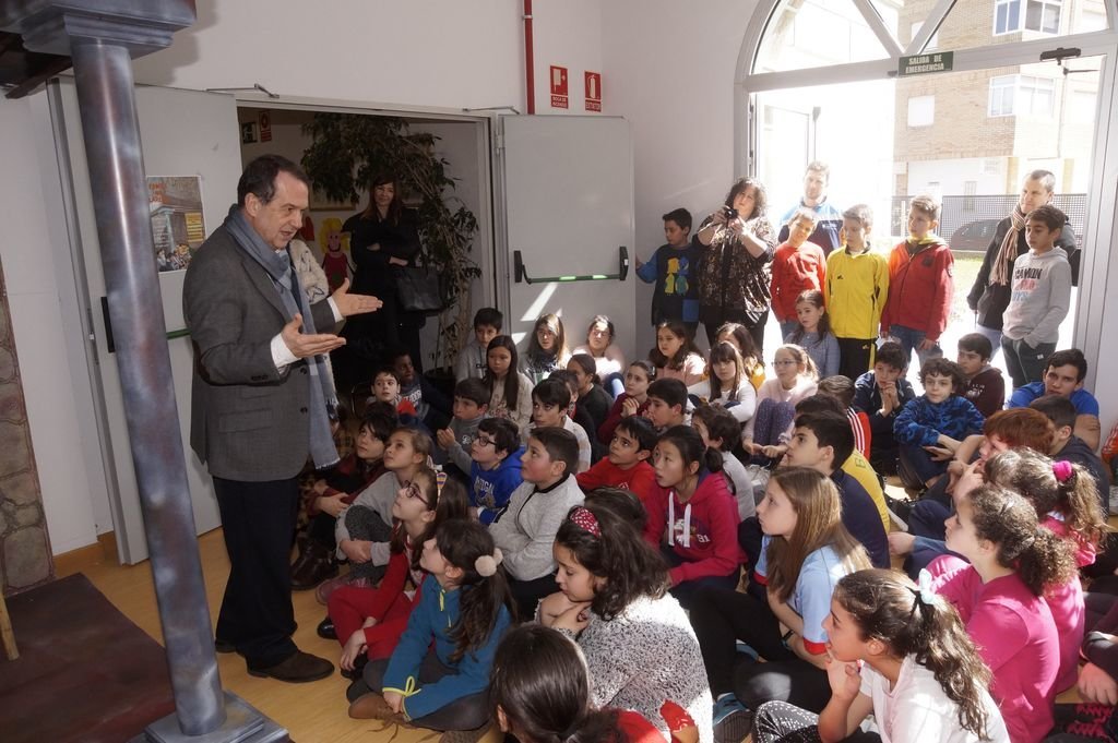 El alcalde Abel Caballero, ayer con los alumnos del colegio Rocío.