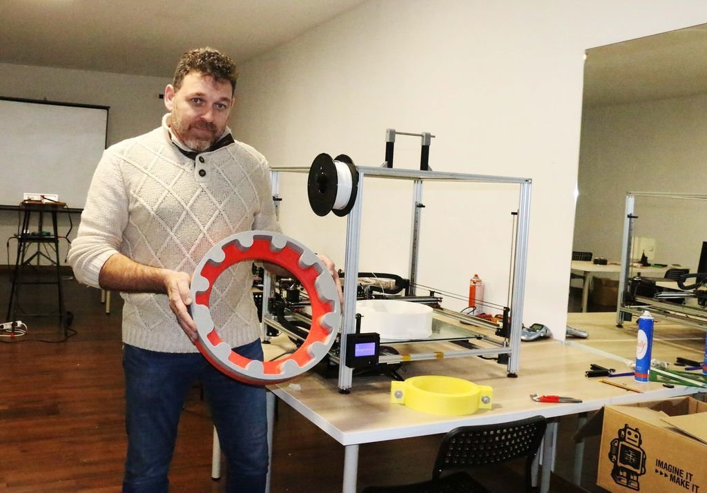 Rafael Rosa, director técnico de Rysia, junto a la impresora 3D para piezas del naval.