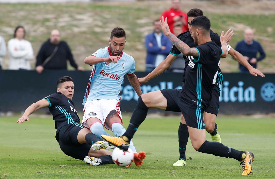 Brais Méndez disputa un balón con tres rivales en el partido de la primera vuelta contra el Real Madrid Castilla, en Barreiro.
