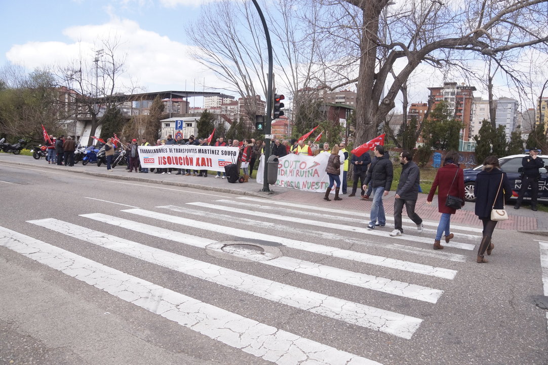 Los trabajadores de Transportes Souto se manifestan cada semana ante PSA Vigo.