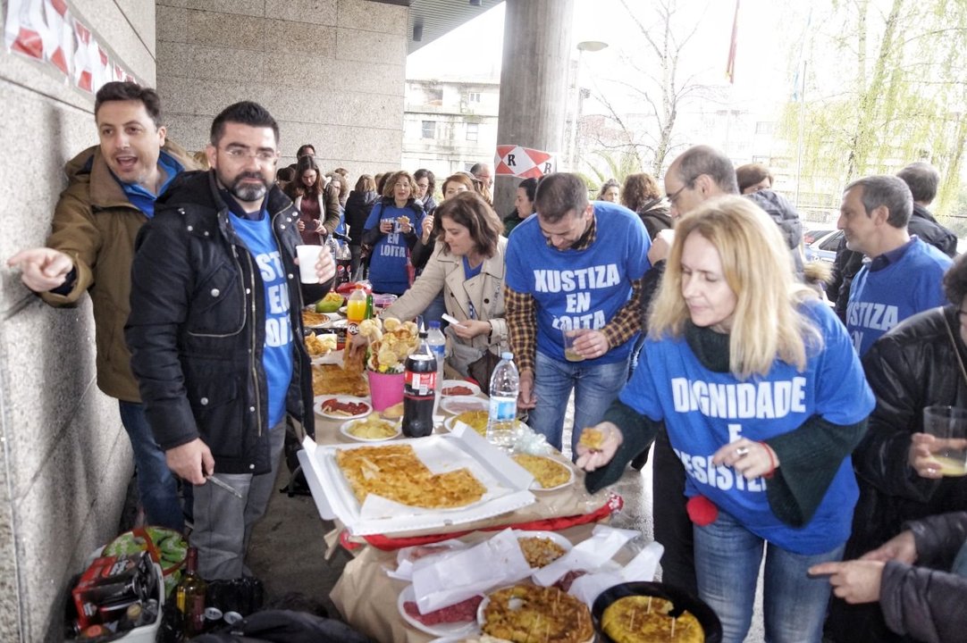 Mucho público en el almuerzo solidario de los trabajadores de xustiza en Vigo  Vicente Alonso