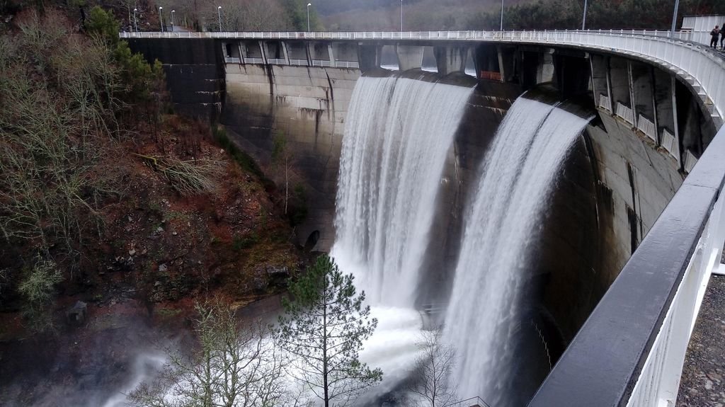 La presa de Eiras sigue al 100 por cien y desaguando para evitar inaundaciones.