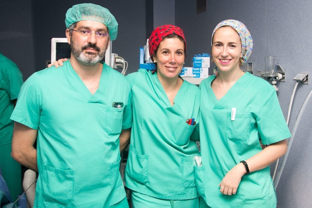 Los anestesiólogos Benigno Rodríguez, Sonsoles Leal y Marina Varela.