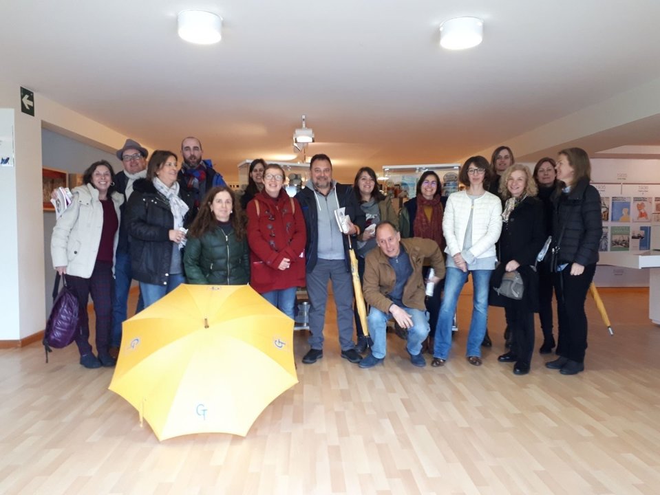 un grupo de estos profesionales gallegos desplegaron el amarillo del mencionado paraguas