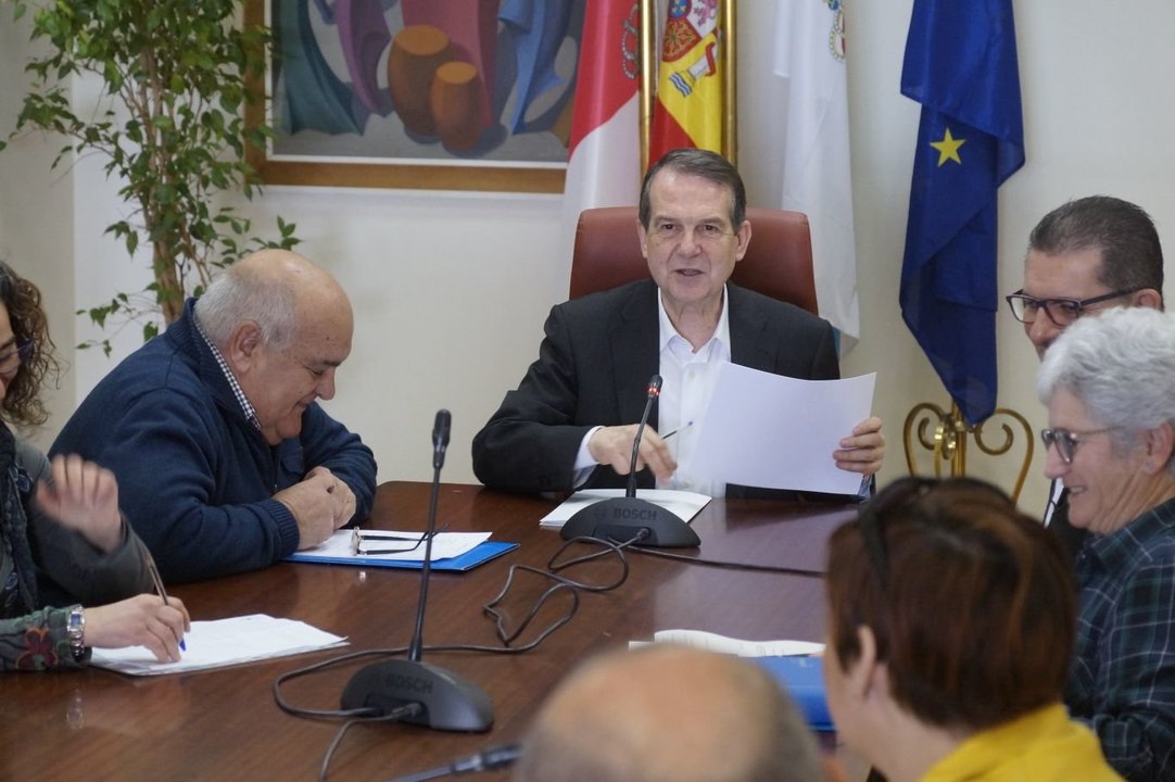 El alcalde Abel Caballero mantuvo una reunión esta mañana con el Plan Comunitario de Teis   Vicente Alonso