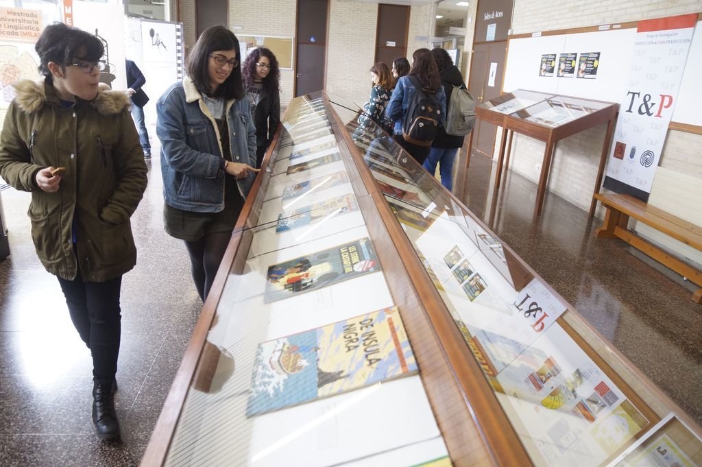 La exposición sobre Tintín, en el vestíbulo de la Facultad de Filología del campus vigués: estará hasta el 27 de abril.