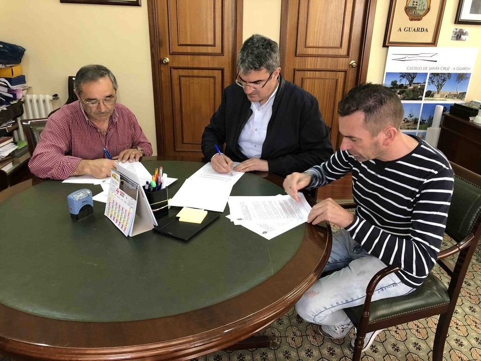 El alcalde guardés firma el acuerdo con las comunidades de montes.