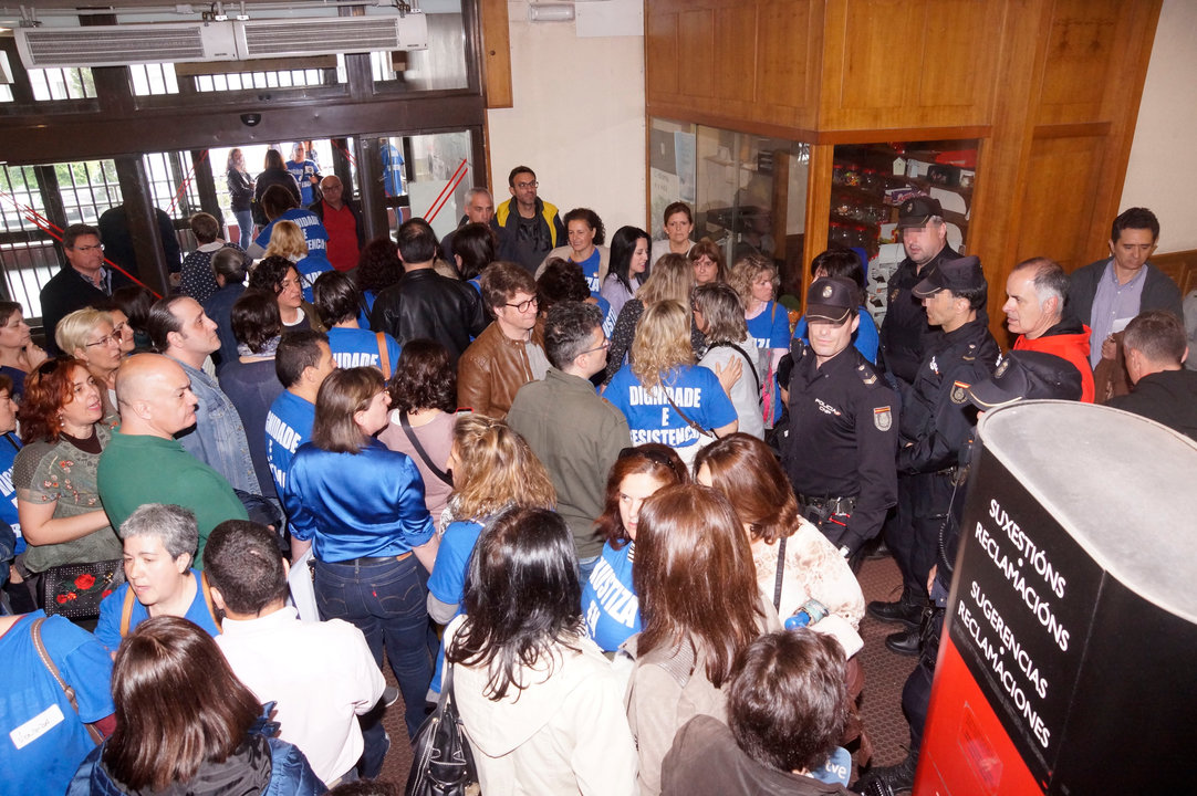 Agentes de policía, durante la jornada de votaciones del pasado viernes en Vigo.
