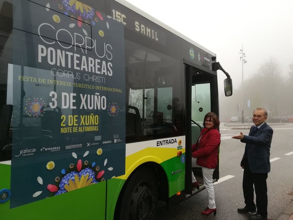 Las fiestas del Corpus Christi de Ponteareas, dentro de la campaña de promoción del Concello, circulan por Vigo en los autobuses urbanos de la línea 15C, desde el Cuvi pasando por el Calvario, Paseo de Alfonso y Gran Vía, hasta Samil.