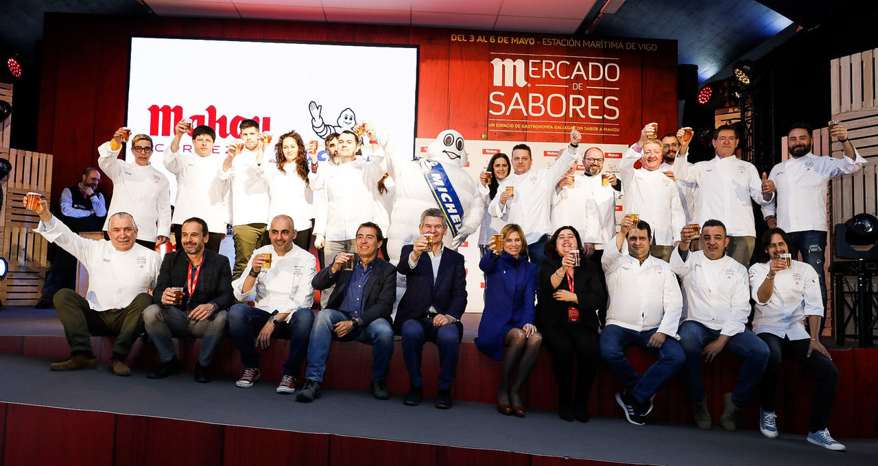 Los 22 chefs reconocidos por la Guía Michelín se reunieron ayer en Vigo con motivo de la primera jornada del Mercado de Sabores, organizado por Mahou.