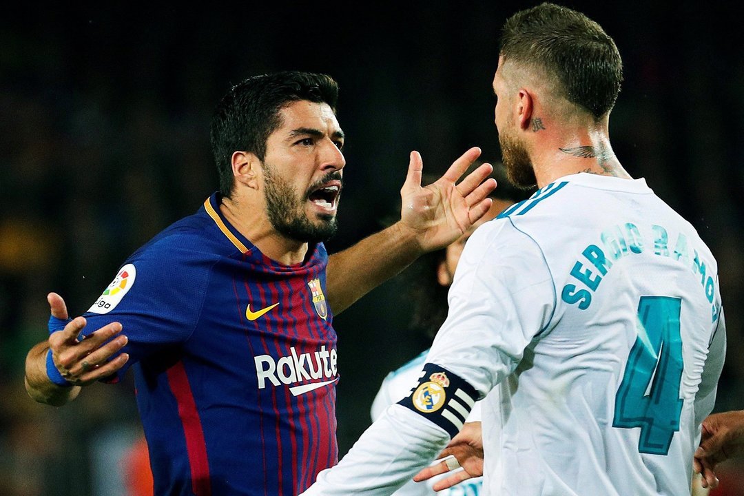 Luis Suárez y Sergio Ramos se encaran en una acción del partido de ayer disputado en el Camp Nou entre el Barcelona y el Real Madrid.