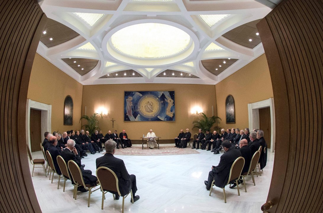 El papa Francisco, durante su reunión con los obispos chilenos en una sala del Aula Pablo VI del Vaticano.