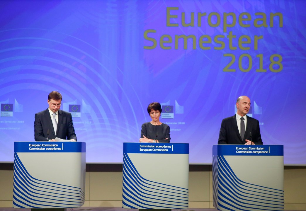 Los comisarios Valdis Dombrovskis, Marianne Thyssen, y Pierre Moscovici, en la rueda de prensa.