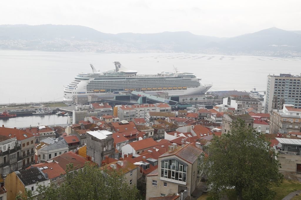 El &#34;Navigator of the Seas&#34;, ayer atracado en Vigo. Trajo a 3.500 pasajeros.