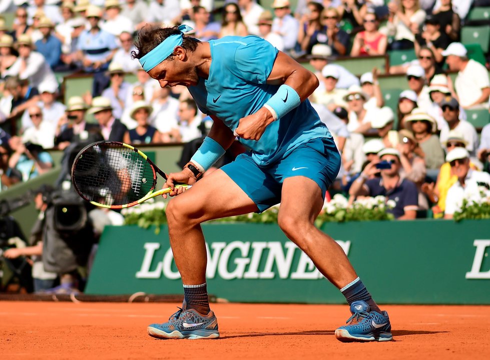 Rafael Nadal celebra su victoria sobre Juan Martín del Potro, ayer, en la pista central de Roland Garros.
