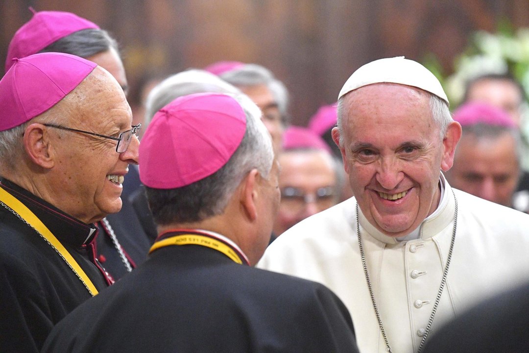 El papa Francisco con obispos chilenos durante la visita que realizó a la catedral de Santiago de Chile.