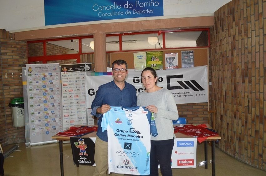 El patrocinador, Fernando Godoy, junto a Inés Hernández.