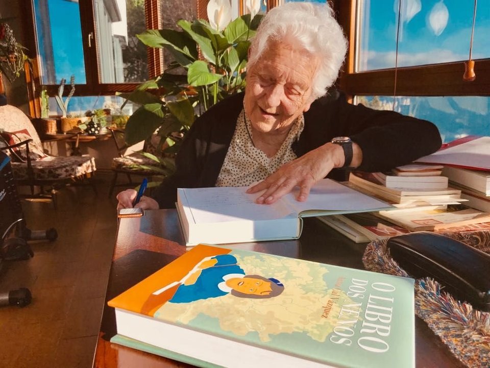 Antía Cal, asinando os primeiros exemplares de “O libro dos nenos”, editado 63 anos despois de ser redactado.