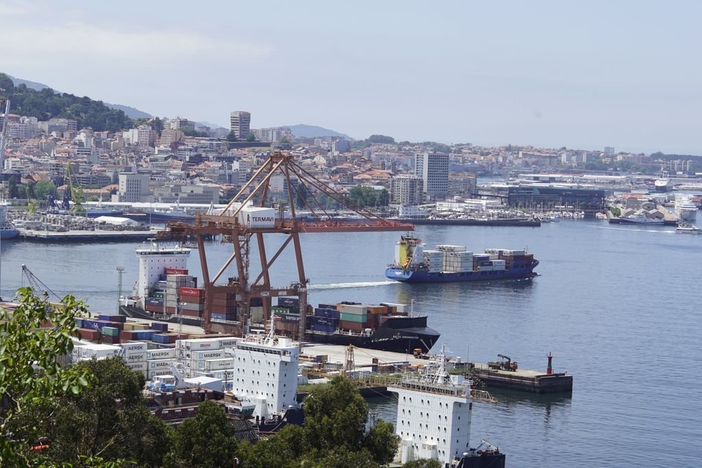 Entrada y salida de portacontenedores esta semana en los muelles de Vigo, con fuerte incremento de los tráficos.