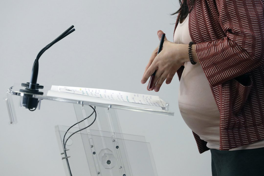 Irene Montero, pareja de Pablo Iglesias y embarazada de mellizos, en una rueda de prensa en el Congreso.