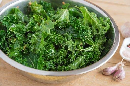 El kale es un alimento saludable, naturalmente bajo en sal y calorías (40 calorías/ración)