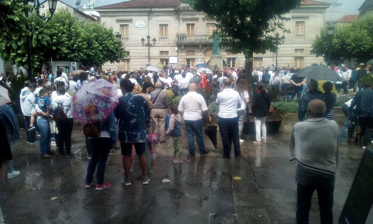 Más de un millar de personas se concentraron esta mañana para reclamar más atención con los vecinos de Paramos (Tui)
