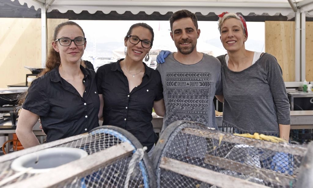 Yago Valverde y el equipo del restaurante La Pintxoteca Mar.