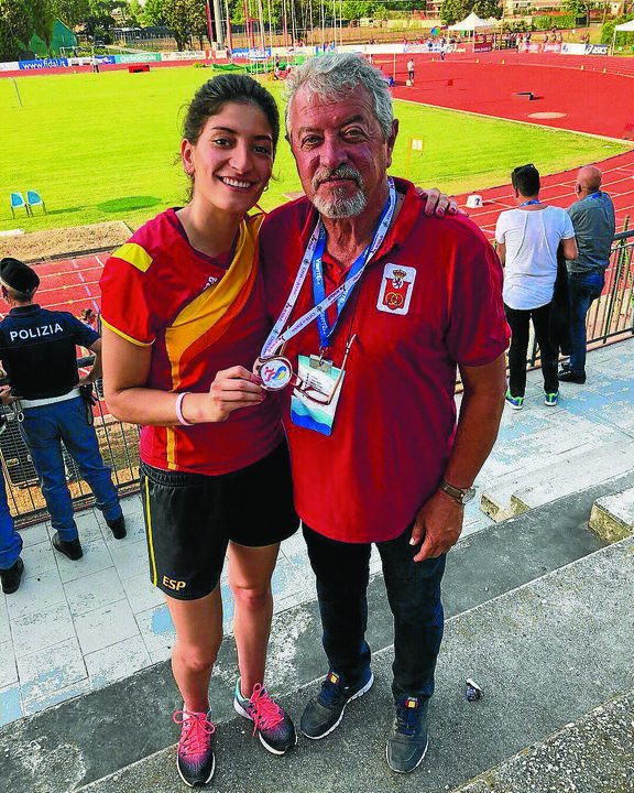 Saleta Fernández, junto a su entrenador, en una foto de archivo.