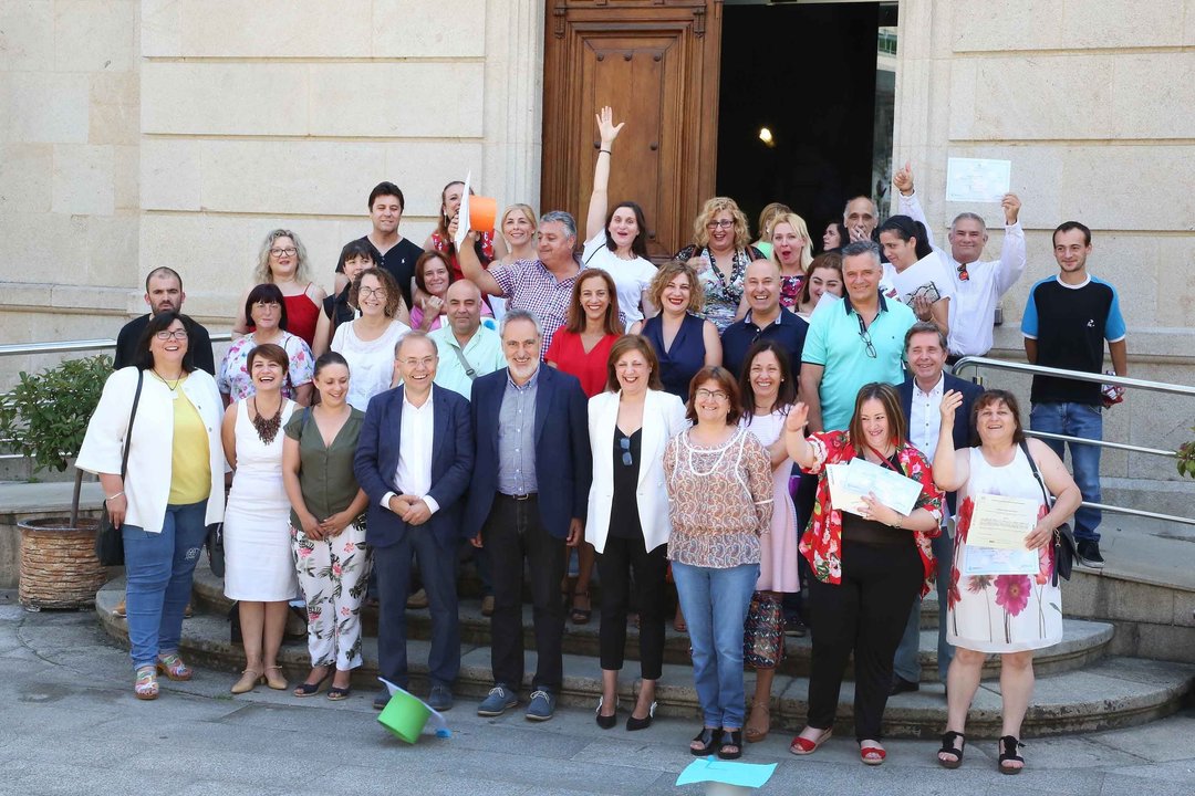 Foto de familia de los participantes en el Obradoiro, el alcalde y el delegado de la Xunta.
