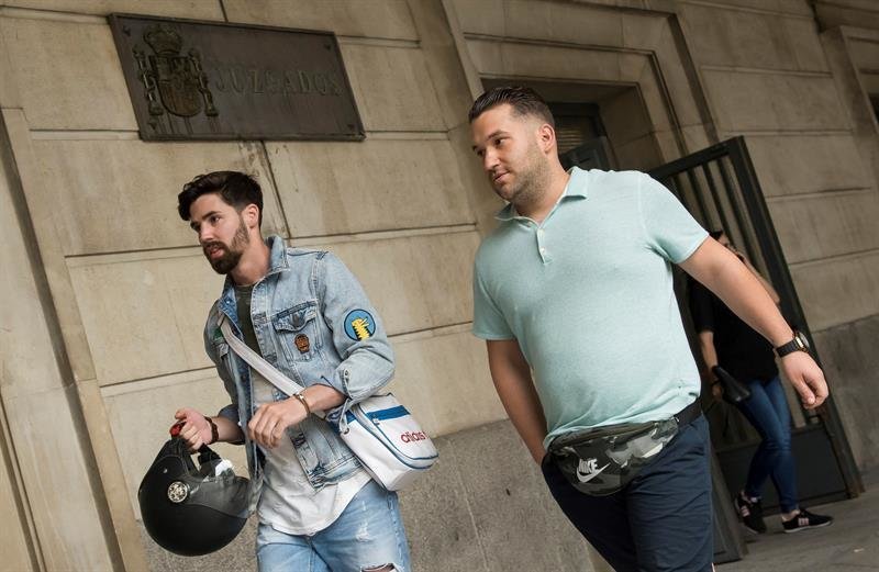Jesús Escudero y José Ángel Prenda, dos de los cinco integrantes de La Manada, a su llegada hoy al juzgado de guardia de Sevilla para firmar