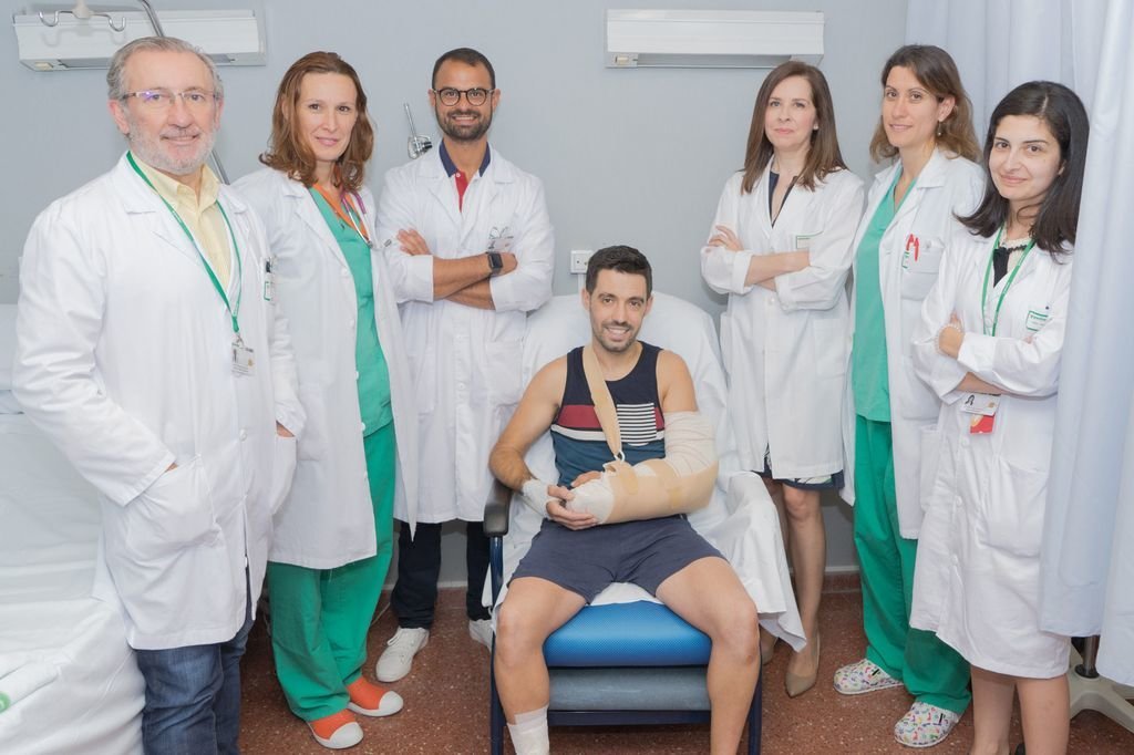 Víctor Santiago, en el centro, con el equipo que le realizó el implante en el Hospital Povisa.